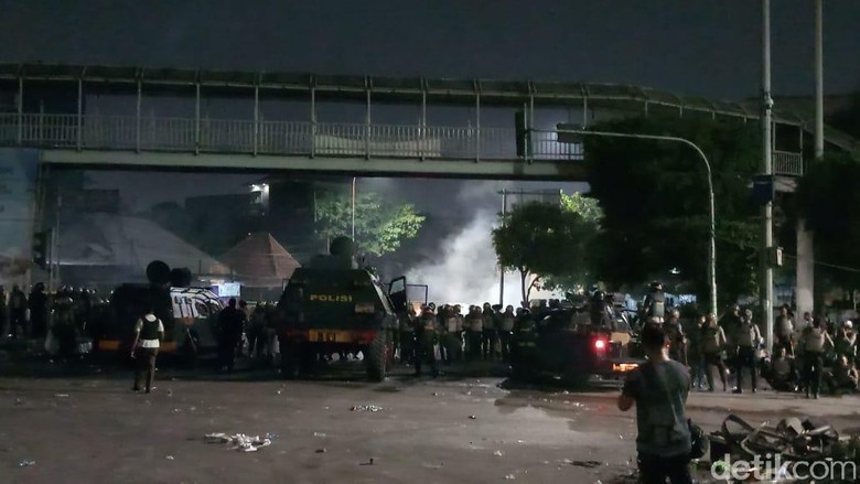Massa di Palmerah Lempar Batu-Botol Kaca, Polisi Tembak Gas Air Mata