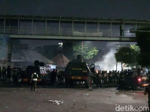 Massa di Palmerah Lempar Batu-Botol Kaca, Polisi Tembak Gas Air Mata