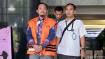 Aspri Menpora Diperiksa KPK Pakai Rompi Oranye