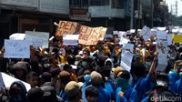 Begini suasana long march yang dilakukan massa mahasiswa di Magelang.