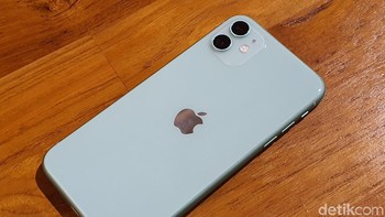 Logo Apple kini bergeser ke bagian tengah. Foto: Adi Fida Rahman/detikINET