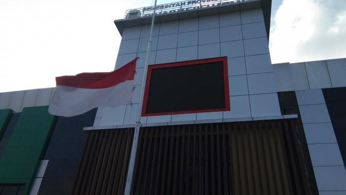 Bendera setengah tiang di kantor Dinkes Papua. (ANTARA/Musa Abubar) Bendera setengah tiang di kantor Dinkes Papua. (ANTARA/Musa Abubar)