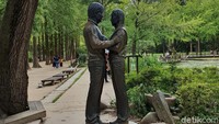 Pulau Nami terkenal karena jadi lokasi syuting drakor legendaris Winter Sonata. Patung 2 tokoh utamanya bisa traveler lihat di pulau cantik ini. (Foto: Widya Wiyanti/detikcom)