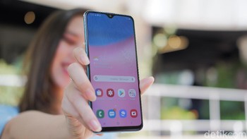 Sisanya tidak jauh berbeda, layar Infinity V dengan panel Super AMOLED. Ukuran layarnya 6,4 inch dengan resolusi HD+. (Foto: Adi Fida Rahman/detikINET)
