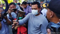 Namun permintaan tersebut tidak diindahkan pihak DPRD. Massa yang kesal kemudian melempari petugas dengan botol, batu hingga kapak.