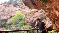 Sepanjang jalur trekking tersaji pemandangan indah sepeti lembah dengan perbukitan tandus. Tanahnya pun berwarna merah, mirip seperti lanskap di Grand Canyon, Arizona. (Foto: Instagram @mileycyrus)