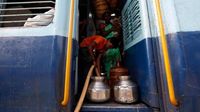 Sedih! Anak-anak di India Ini Naik Kereta Untuk Dapatkan Air Bersih