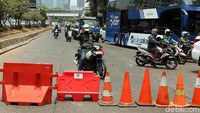 Pembatas jalan dipasang di persimpangan jalan yang mengarah ke Gedung DPR.
