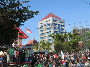 Pendemo di DPRD Sulsel Bubar Sambil Bersihkan Sampah