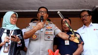 Kabid Humas Polda Metro Jaya Kombes Argo Yuwono menunjukkan salah satu petasan sebagai barang bukti dalam kasus ambulans bawa batu tersebut.