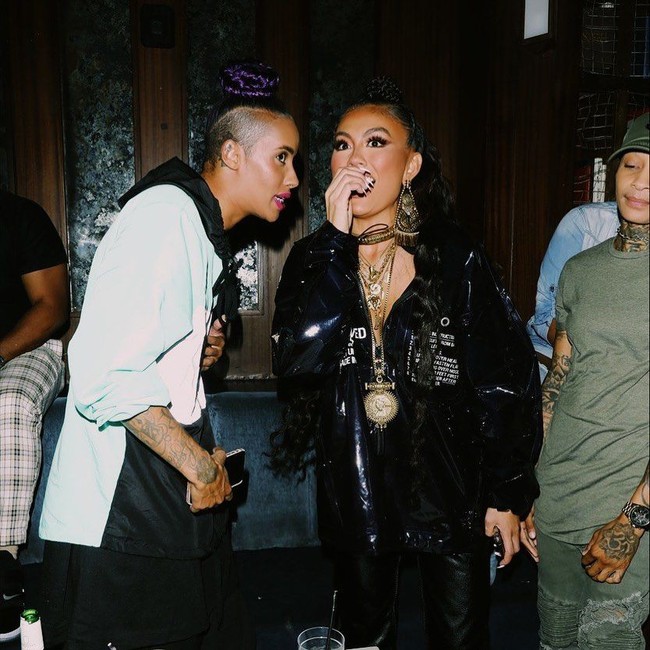 Agnez tampil dengan perhiasan kalung bertumpuk. Kalungnya tersebut dari Dylanlex dari seri Gilded Lola.  Foto: Instagram @agnezmo