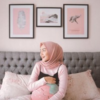 Sesekali Melody Prima memakai hijab pashmina simpel dengan satu jarum pentul. Seperti pada foto ini ia memakai pashmina hitam bahan ceruti yang ia sampirkan satu sisi ke belakang. Foto: instagram @melodyprima