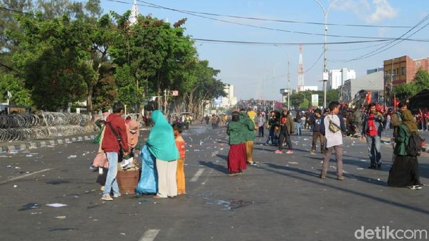 Pendemo di DPRD Sulsel Bubar Sambil Bersihkan Sampah