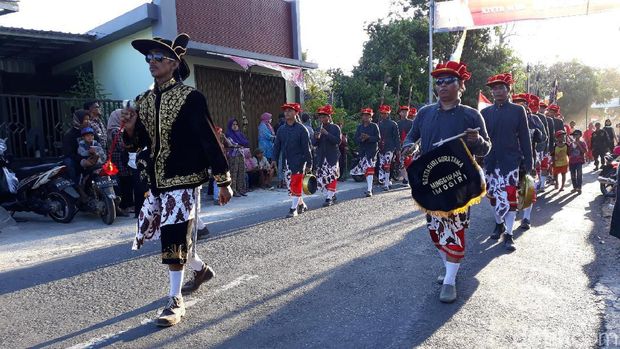 Warga Imogiri menggelar Kirab Siwur jelang upacara Nguras Enceh.