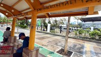 Selain melakukan aksi bakar-bakar, para pelajar juga melakukan aksi coret-coretan yang menyasar halte bus.