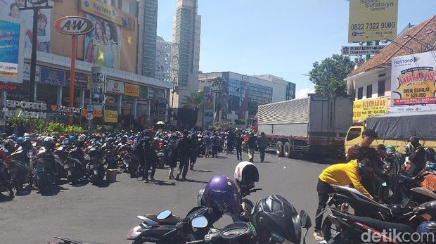 Parkir pendemo hingga di depan pusat perbelanjaan BG Junction/