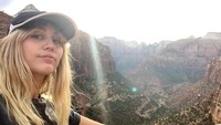 Miley terbukti tangguh karena para pendaki di Angels Landing memiliki medan berat dengan trek naik turun, bahkan kemiringan nyaris 90 derajat. (Foto: Instagram @mileycyrus)