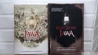Ini dua buku yang ditulis tim Kisah Tanah Jawa.   Foto: Asep Syaifullah/detikHOT