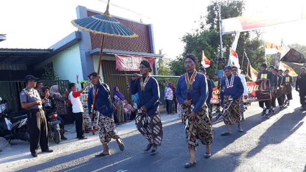 Warga Imogiri menggelar Kirab Siwur jelang upacara Nguras Enceh.