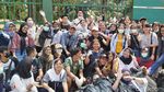 Dear Pejabat dan Pendemo, Nggak Ikut Bersih-bersih Bareng Awkarin?
