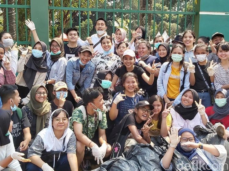 Dear Pejabat dan Pendemo, Nggak Ikut Bersih-bersih Bareng Awkarin?