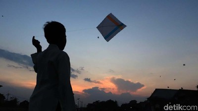 Serunya! Bermain Layang-layang di Senja Hari