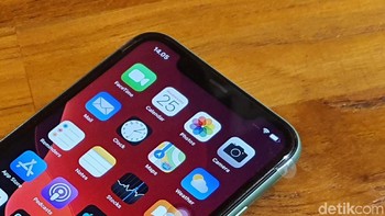 Masih terdapat notch, di sana terdapat kamera selife 12 MP. Foto: Adi Fida Rahman/detikINET