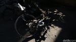 Sisa-sisa Demo Rusuh di Slipi: Pos Polisi dan Motor Hangus Terbakar