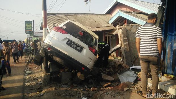 Mobil Tabrak Warung dan Rumah di Banyumas, 1 Orang Tewas Seketika
