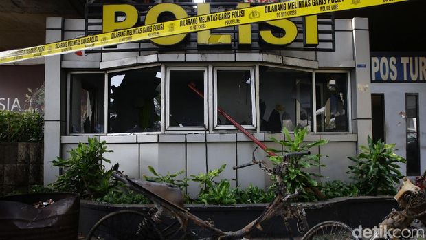 Pos polisi di Tomang nampak rusak usai dibakar oleh massa aksi demo di sekitar DPR. Sejumlah kendaraan pun turut jadi sasaran pembakaran oleh massa aksi.