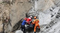 Bukit pasir tersebut longsor akibat gempa bumi magnitudo 6,5 yang mengguncang Pulau Ambon. ANTARA FOTO/Izaac Mulyawan.