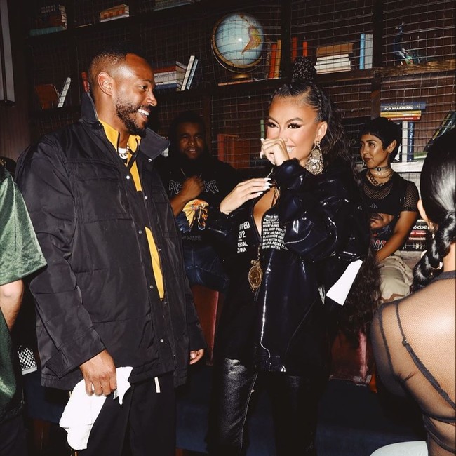 Panyanyi 33 tahun yang telah go international itu pun memakai anting statement yang juga dari brand Dylanlex. Anting tersebut harganya US$ 335 atau Rp 4,7 juta. Foto: Instagram @agnezmo