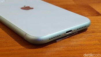 Bagian bawah ada speaker dan port lightning. Foto: Adi Fida Rahman/detikINET