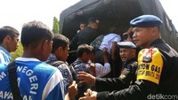 Para pelajar diamankan saat berkumpul di bawah Flyover Makassar.
