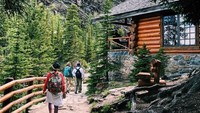 Usai ngeteh di Lake Agnes Tea House, bisa lanjutkan perjalanan menelusuri keindahan alam di Kanada. Foto: Istimewa