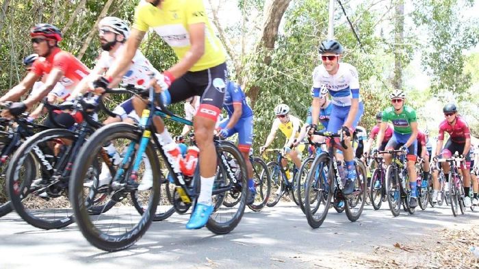 Tour de Banyuwangi Ijen 2019 melewati Geoprak Banyuwangi. (Ardian Fanani/detikSport) Tour de Banyuwangi Ijen 2019 melewati Geoprak Banyuwangi. (Ardian Fanani/detikSport)