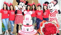 Kalau berpenampilan seperti ini, Margaret dan teman-temannya tampak seperti anak ABG. Semuanya kompak berdandan ala Minie Mouse saat merayakan ulang tahun seorang sahabat. Foto: instagram @margaret vivi