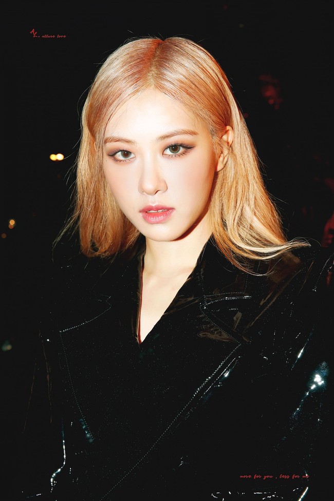 Sebelum hadir di Paris, Rosé sudah tampil stylish sejak berangkat dari Korea meski tidak semaksimal di fashion show Saint Laurent. Di bandara Incheon, wanita 22 tahun itu terlihat menawan dengan twill overcoat dan skinny jeans. Ia pun mengenakan crop top yang mengekspos perut sebagai dalamannya. Foto: Fansite