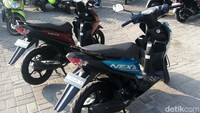 Sedangkan skutik entry level dari Suzuki, yakni Suzuki Nex II harganya mulai dari Rp 15.750.000 sampai Rp 16.450.000. Rinciannya, NEX II CROSS Accessories Rp 16.450.000, NEX II CROSS Standard Rp 15.750.000, NEX II Elegant Premium Rp 16.200.000, NEX II Elegant Standard Rp 15.750.000, NEX II STANDARD Rp 15.750.000, dan NEX II FANCY DYNAMIC Rp 16.450.000. Foto: Rizki Pratama