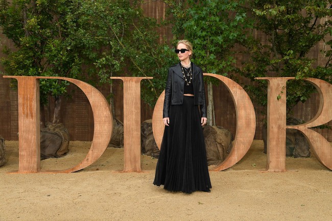 Peragaan busana Dior koleksi Spring-Summer 2020 di Paris, Prancis, Selasa (24/9/2019), bertaburan bintang. Sebagai brand ambassador Dior, aktris Jennifer Lawrence pun tak melewatkan gelaran yang berlangsung dalam rangkaian Paris Fashion Week itu. (Foto: Pascal Le Segretain/Getty Images)