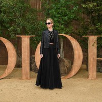 Peragaan busana Dior koleksi Spring-Summer 2020 di Paris, Prancis, Selasa (24/9/2019), bertaburan bintang. Sebagai brand ambassador Dior, aktris Jennifer Lawrence pun tak melewatkan gelaran yang berlangsung dalam rangkaian Paris Fashion Week itu. (Foto: Pascal Le Segretain/Getty Images)