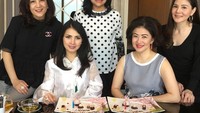 Tea time bersama sahabat memang paling seru. Kali ini Margaret menikmati teh hangat sambil  ngemil kudapan manis. Foto: instagram @margaret vivi