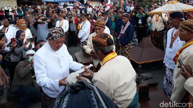 Warga Imogiri Kirab Siwur jelang upacara Nguras Enceh.