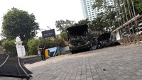 Bahkan disebutkan Didi, kondisi pelek mobil sudah sampai meleleh akibat dibakar massa. Jeep Wrangler Rubicon sendiri bukanlah tergolong mobil murah dan biasanya dimiliki oleh kalangan pencinta offroad. Tentu jika sudah hangus sedemikian rupa biaya perbaikannya bisa sangat mahal atau bahkan setara dengan harga mobil baru. Foto: Wakil Ketua KONI Dodi O Affandy (dok.pribadi)