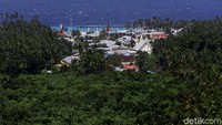 Jarak Pulau Miangas ke ibu kota Kabupaten Kepulauan Talaud, yakni Melonguane, sejauh sekitar 60 mil laut, sedangkan jarak ke Manado sejauh 274 mil laut.
