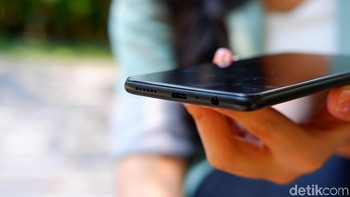 Baterainya berkapasitas 4.000 mAh. Fitur lain yang disematkan sensor sidik jari di begian belakang. (Foto: Adi Fida Rahman/detikINET)