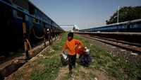 Sedih! Anak-anak di India Ini Naik Kereta Untuk Dapatkan Air Bersih