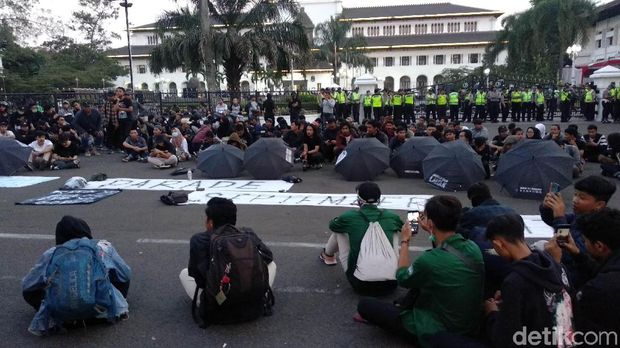 Pelajar Bandung Ikut Turun Dalam Aksi Kamisan di Depan Gedung Sate