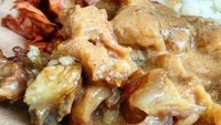 Kalau mau koyor lebih banyak juga bisa. Jangan lupa sambal goreng yang pedas nyengat, plus lauk tempe dan tahu goreng. Mantap! Foto : Instagram @budiprasttt