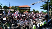 Mahasiswa di Surabaya menggelar aksi demo menuntut RKUHP dan menolak UU KPK yang telah disahkan di depan DPRD Jawa Timur, Kamis (26/9/2019). Deni Prasetyo Utomo/Dok. Detikcom.